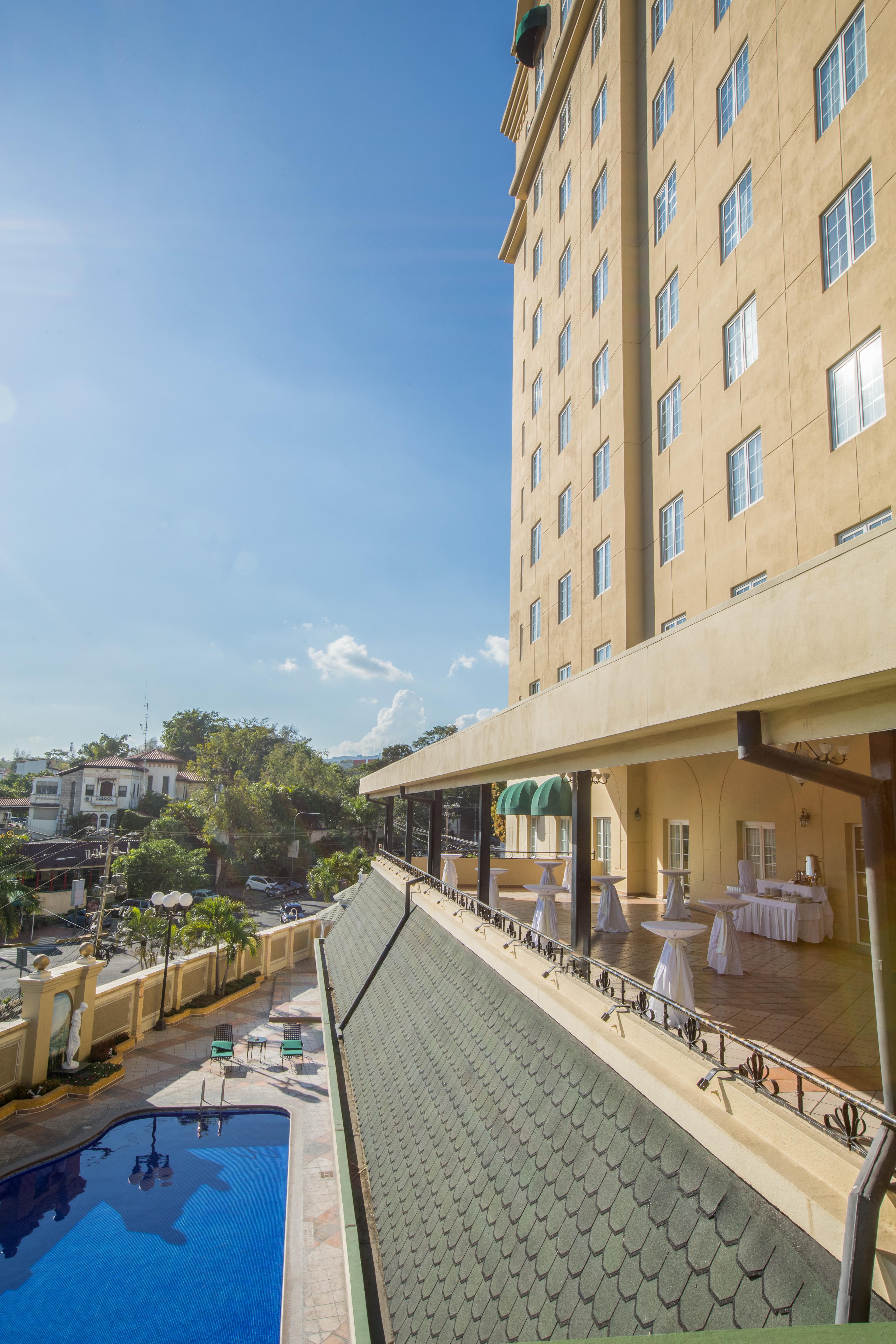 Отель Barcelo Сан-Сальвадор Экстерьер фото The hotel's terrace
