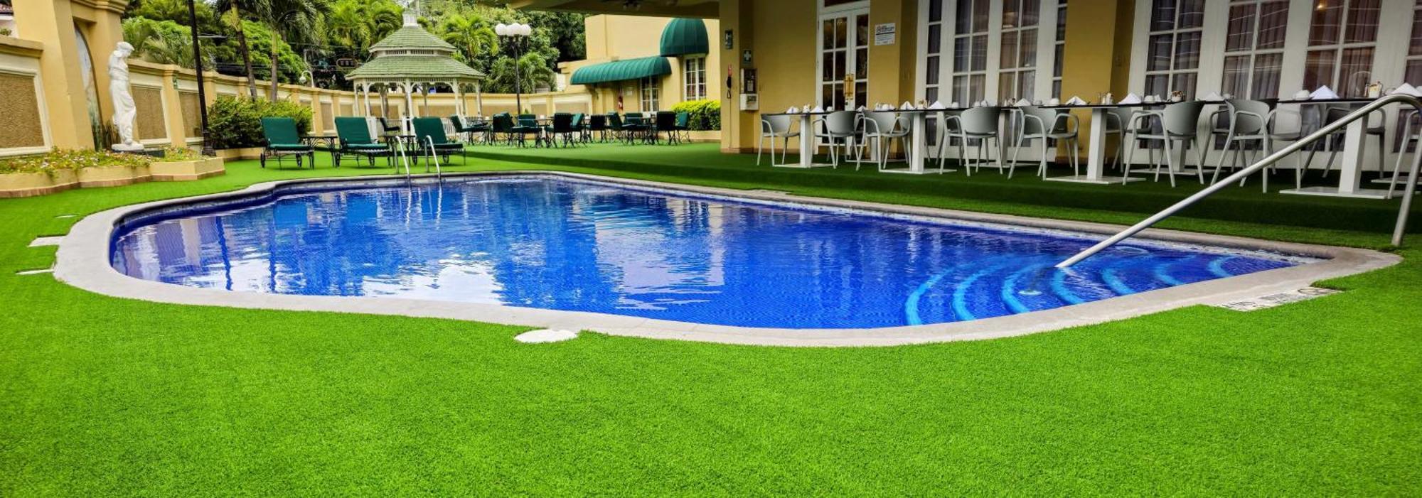 Отель Barcelo Сан-Сальвадор Экстерьер фото Artificial grass around a pool